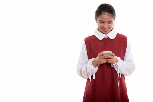 молодая счастливая азиатская женщина с помощью телефона