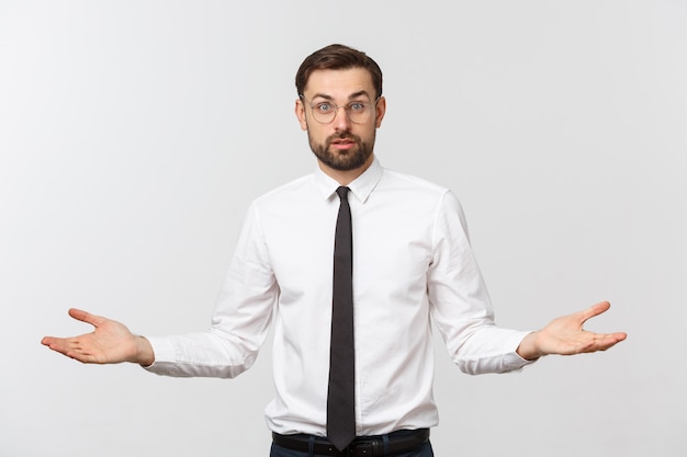 Il giovane uomo d'affari felice che gesturing con le mani e che mostra l'equilibrio o non si preoccupa.