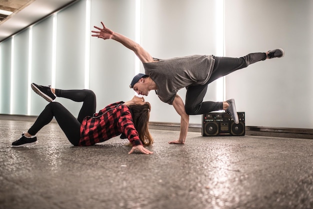 写真 キスを与えられた路上で踊る若い幸せなカップルxa