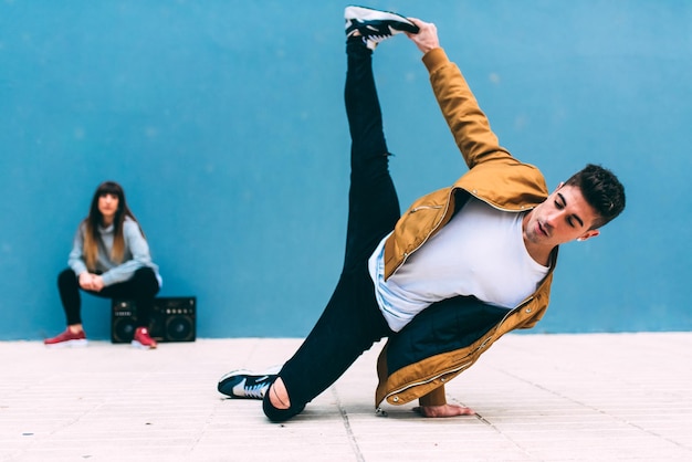 写真 ビンテージのラジカセで路上で踊る若い幸せなカップル