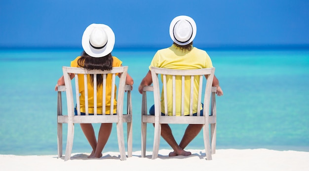 Foto giovani coppie felici durante la vacanza tropicale della spiaggia