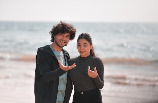 젊은 행복 한 커플 앞 포즈 해변 인도 파키스탄 모델