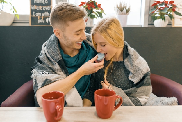 カフェで恋に若い幸せなカップル