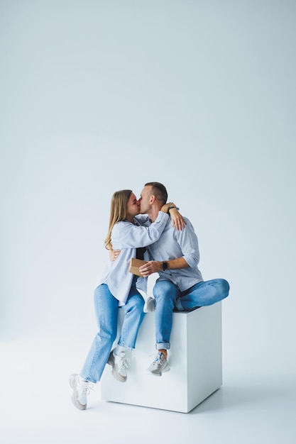 Foto giovani coppia felice uomo e donna si rallegrano e si abbracciano giovane famiglia sorridente su uno sfondo bianco