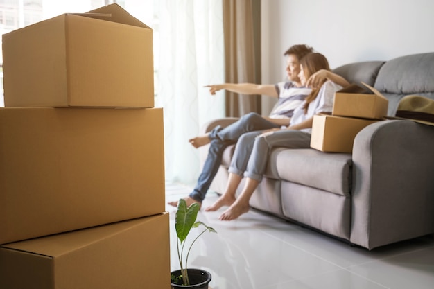 Photo young happy couple moving in new home