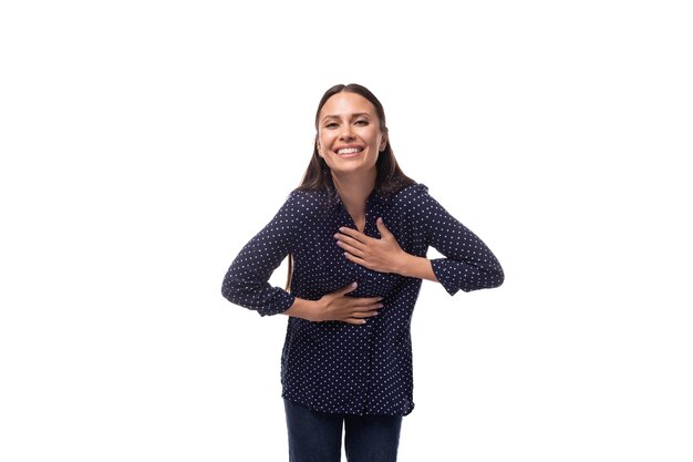 Foto giovane bruna caucasica felice vestita con una camicia blu scuro su uno sfondo bianco