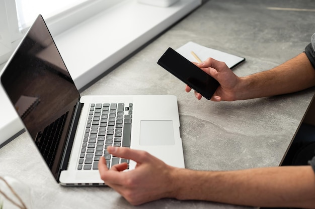 Giovane designer felice che lavora al computer portatile da casa - concetto di freelance