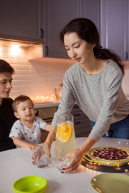 Giovane famiglia felice per una cena festiva.