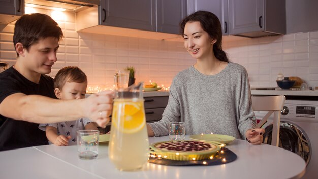 Giovane famiglia felice per una cena festiva.