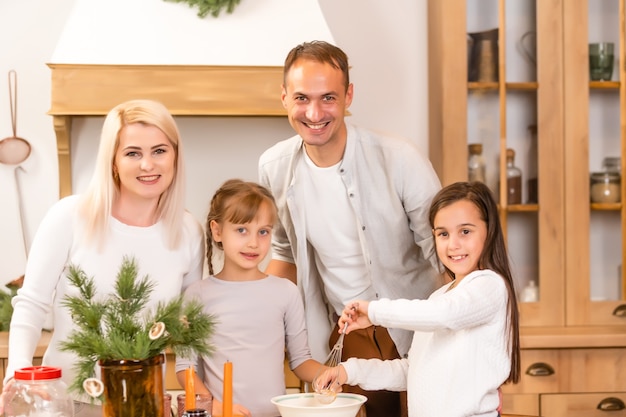 La giovane famiglia felice si sta preparando per le celebrazioni del natale e dell'avvento