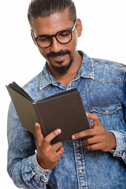Молодой счастливый индийский мужчина читает книгу