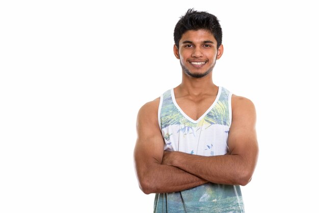 Photo young happy indian man smiling with arms crossed