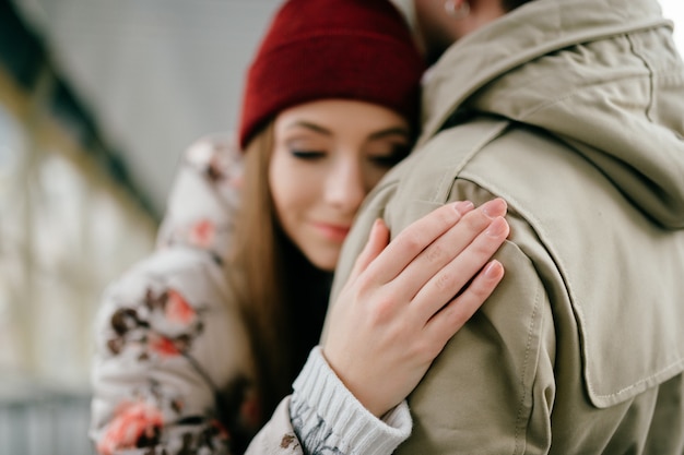 Photo young happy lovers embracing on meeting