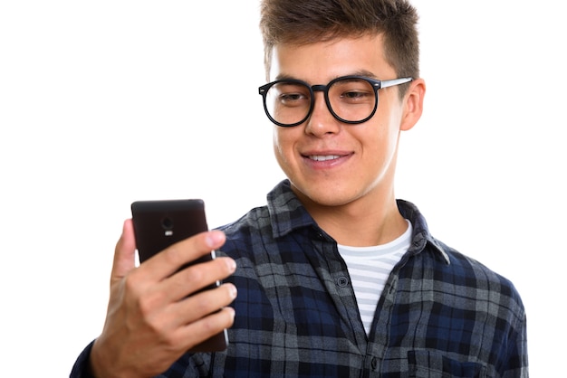 молодой счастливый человек улыбается при использовании мобильного телефона