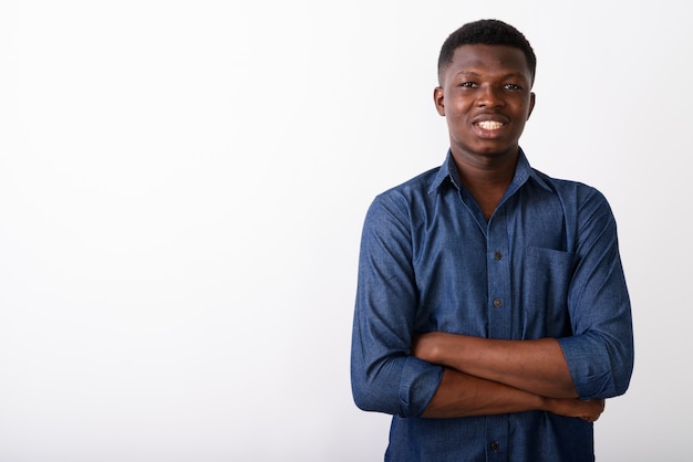 Photo young happy man smiling with arms crossed