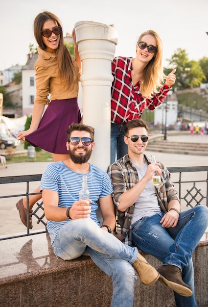 Giovani felici che camminano all'aperto