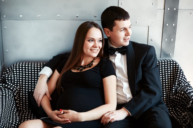 Молодая счастливая пара беременных