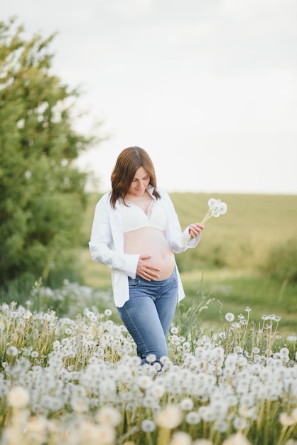 Молодая счастливая беременная женщина расслабляется и наслаждается жизнью на природе Открытый снимок Copyspace