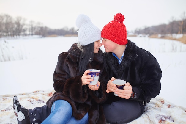 Photo young happy smiling couple in love