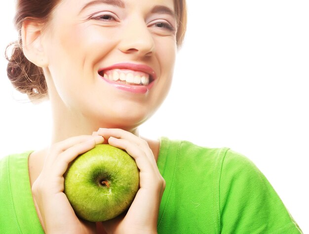 Foto giovane donna sorridente felice con la mela