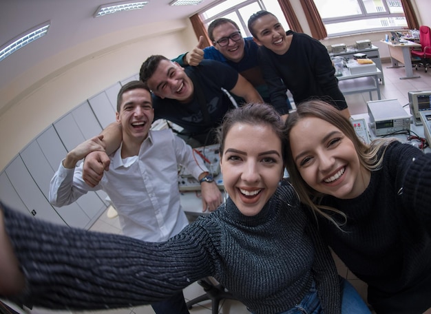 Молодые счастливые студенты делают селфи.