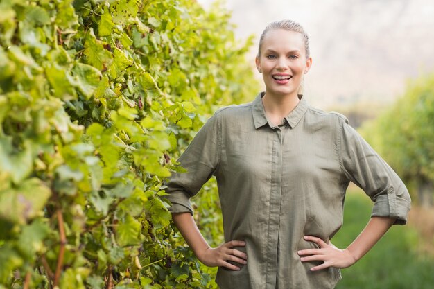 カメラで笑顔若い幸せなvintner