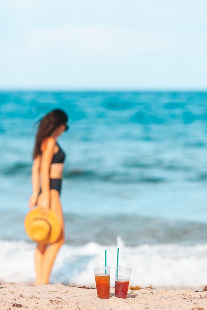 Photo young happy woman on the beach enjoy her summer vacation