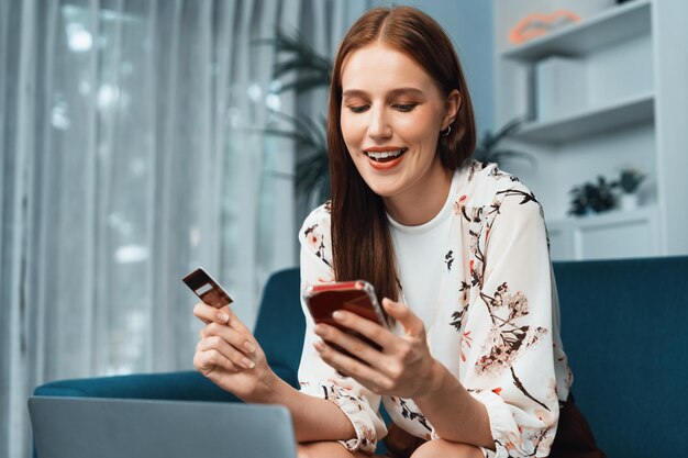 Foto giovane donna felice compra un prodotto facendo acquisti online con la massima sicurezza