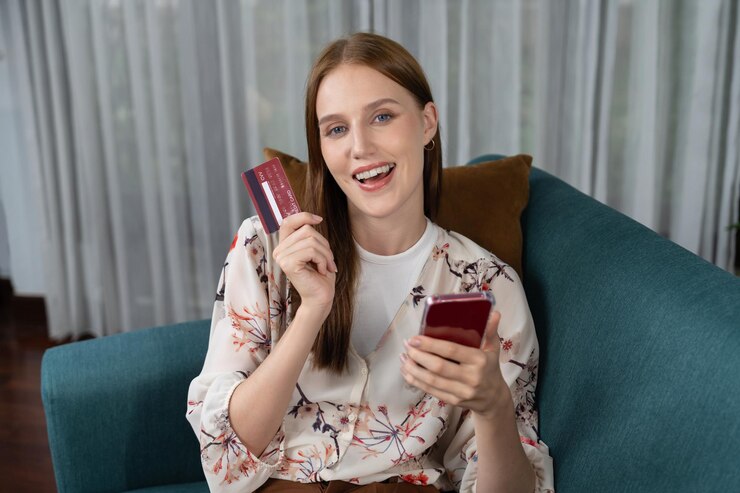 Photo young happy woman buy product by online shopping with utmost security