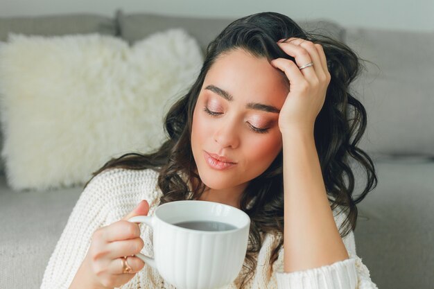 お茶を飲む若い幸せな女性