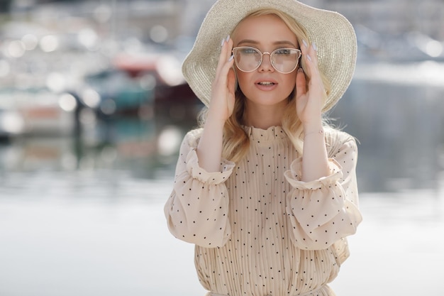 若い幸せな女性の屋外