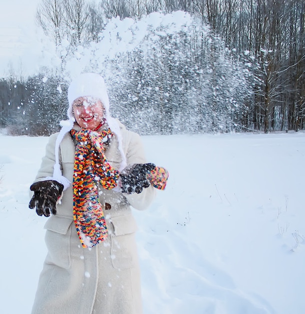 雪に覆われたフィールドで若い幸せな女性