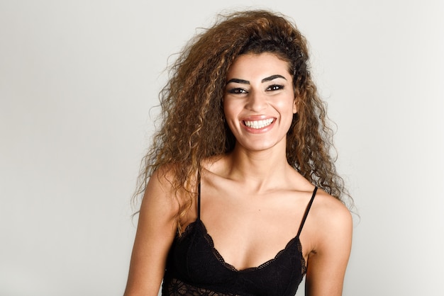 Photo young happy woman with curly hairstyle smiling