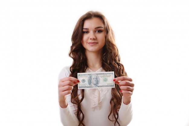 Молодая счастливая женщина с долларами в руке. Изолированные