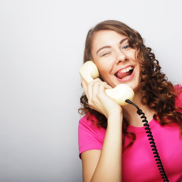 Photo young happy woman with vintage phone