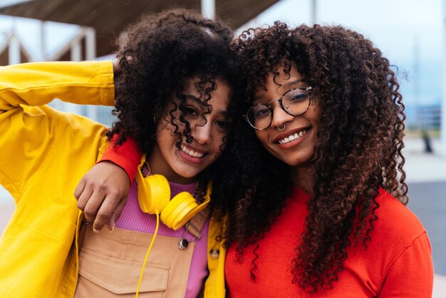 Photo young happy women having fun outdoor laughing and sharing good mood