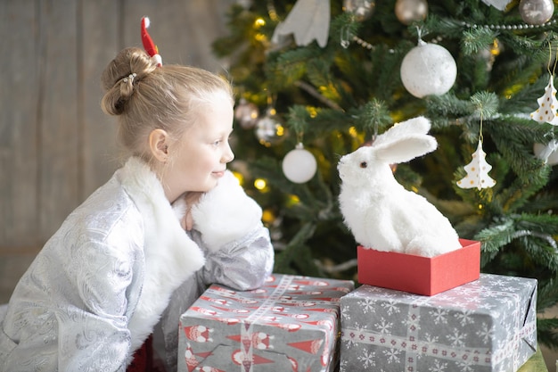 젊은 토끼 토끼 스튜디오 귀여운 크리스마스 행복한 휴일 흰 토끼 눈 년 처녀 아이 어린 시절