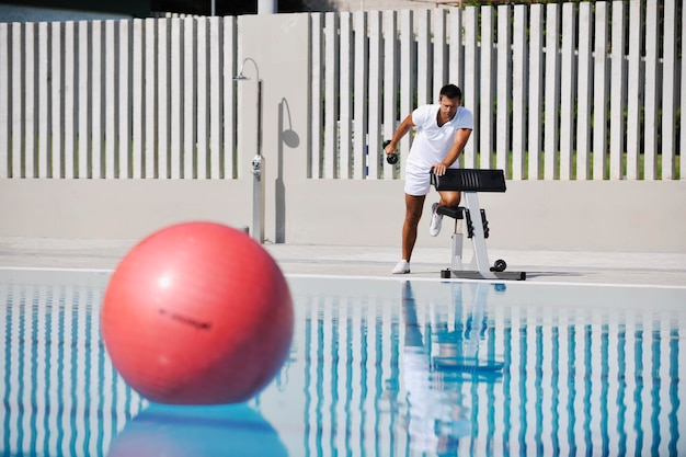 Foto giovane atleta che si esercita in piscina