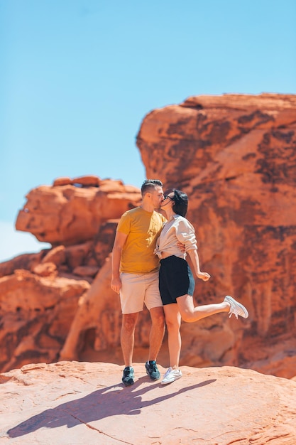 Foto giovane coppia di escursionisti in escursione a fire valley nello stato del nevada