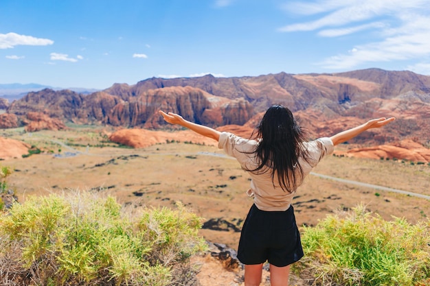 Photo young hiker woman on hike