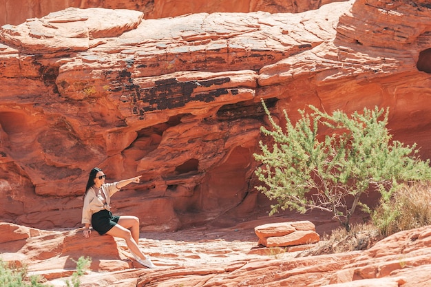 Photo young hiker woman on hike