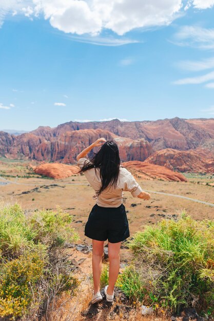 写真 ハイキングをしている若いハイカー女性