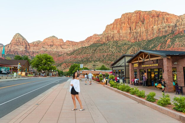 Photo young hiker woman in springdale is a quaint town at the entrance of zion national park