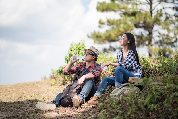 젊은 하이킹 음료수 .adventure, 여행,