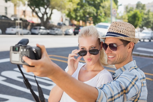 Foto giovani coppie dell'anca che prendono un selfie