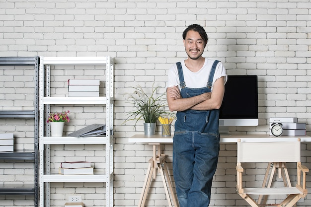 젊은 힙스터 수염 아시아 남자는 그의 새로운 현대적인 최소 창업 사무실에서 행복하고, 소규모 사업을 시작하는 행복한 사업가를 위한 개념입니다.