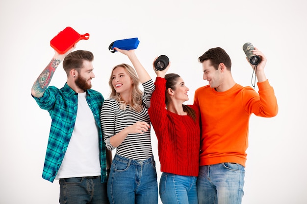 Foto azienda giovane hipster di amici che si divertono insieme sorridenti ascoltando musica su altoparlanti wireless