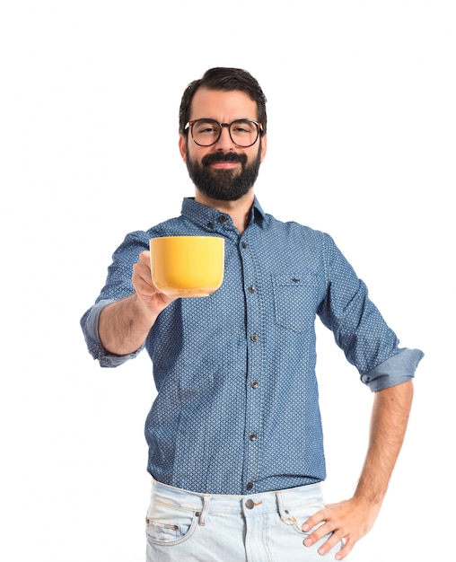 Foto giovane uomo pantaloni a vita bassa che tiene una tazza di caffè