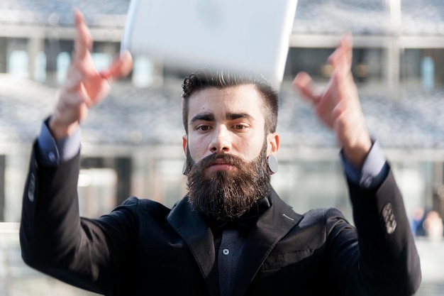 Photo young hipster pulling the laptop in the air