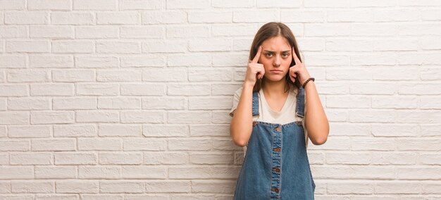 集中ジェスチャーを行う若い流行に敏感な女性